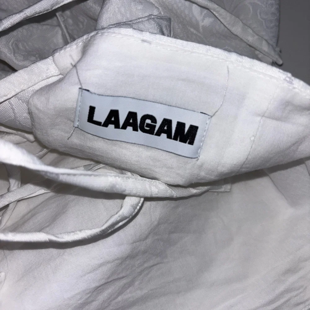 LAAGAM White Cecicle Open Back Top Medium Large Floral - Picture 5 of 6